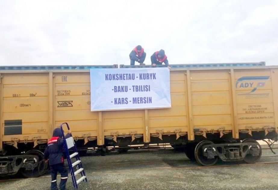 巴库- 第比利斯- 卡尔斯铁路线从土耳其开往阿塞拜疆的首列火车顺利抵达巴库