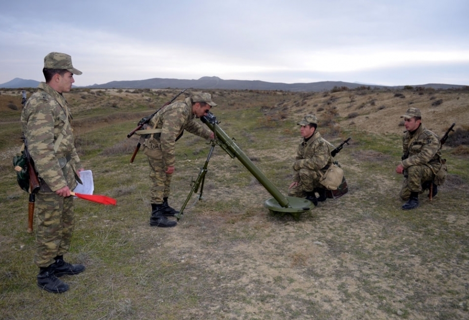 Les élèves-officiers exécutent des tirs de combat à partir des équipements d’artillerie