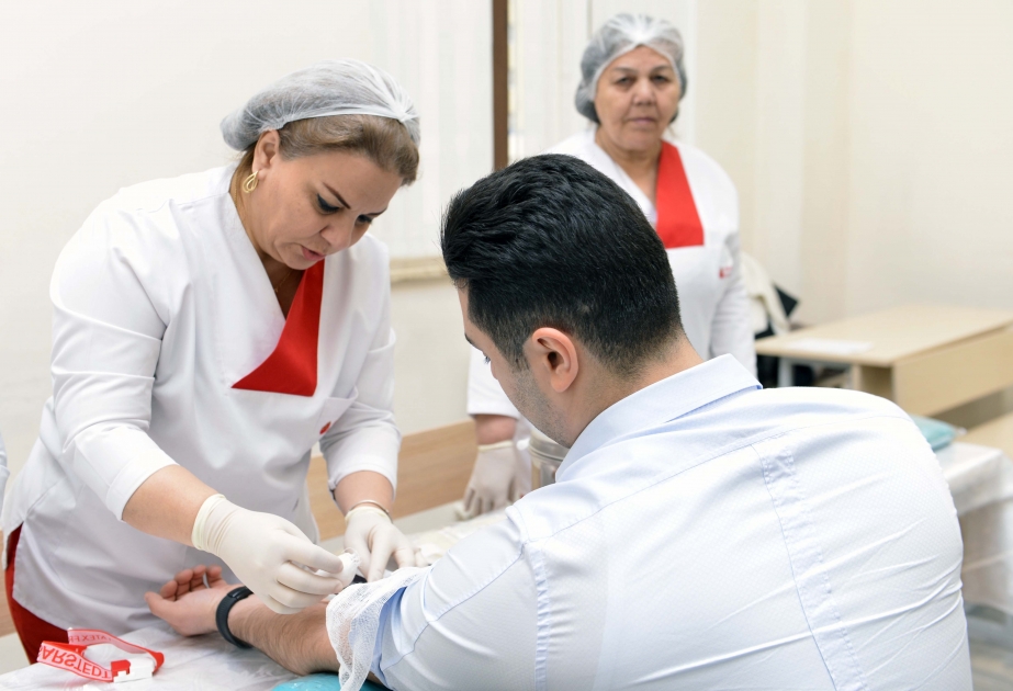 Bakı Ali Neft Məktəbinin kollektivi könüllü qan verib
