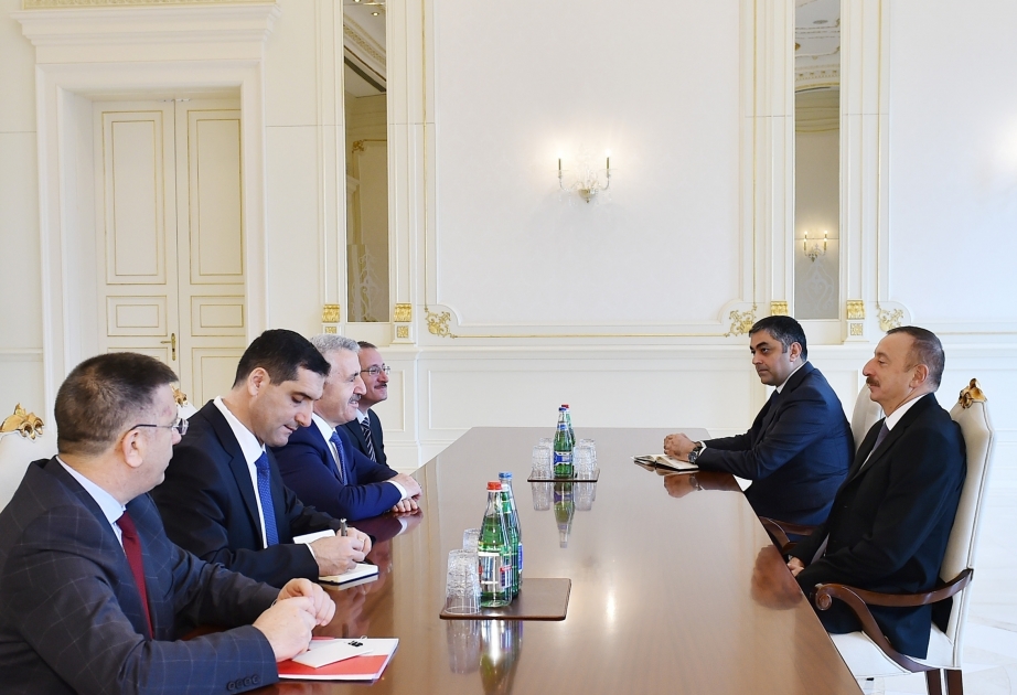 Präsident von Aserbaidschan Ilham Aliyev empfängt Minister für Verkehr, Schifffahrt und Kommunikation der Türkei VIDEO