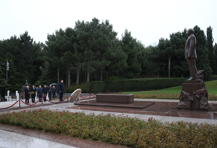 哈萨克斯坦能源部长拜谒阿塞拜疆全民领袖盖达尔·阿利耶夫墓
