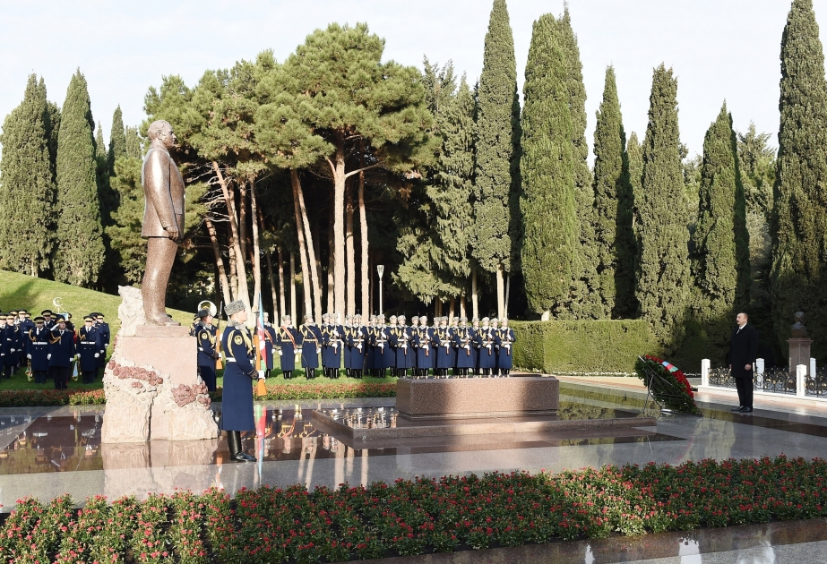President Ilham Aliyev visited grave of national leader Heydar Aliyev VIDEO