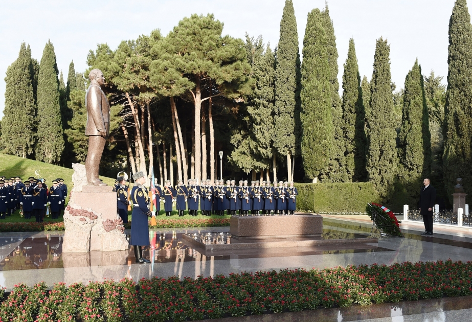 Staatspräsident Ilham Aliyev besucht Grabmal von Nationalleader Heydar Aliyev VIDEO