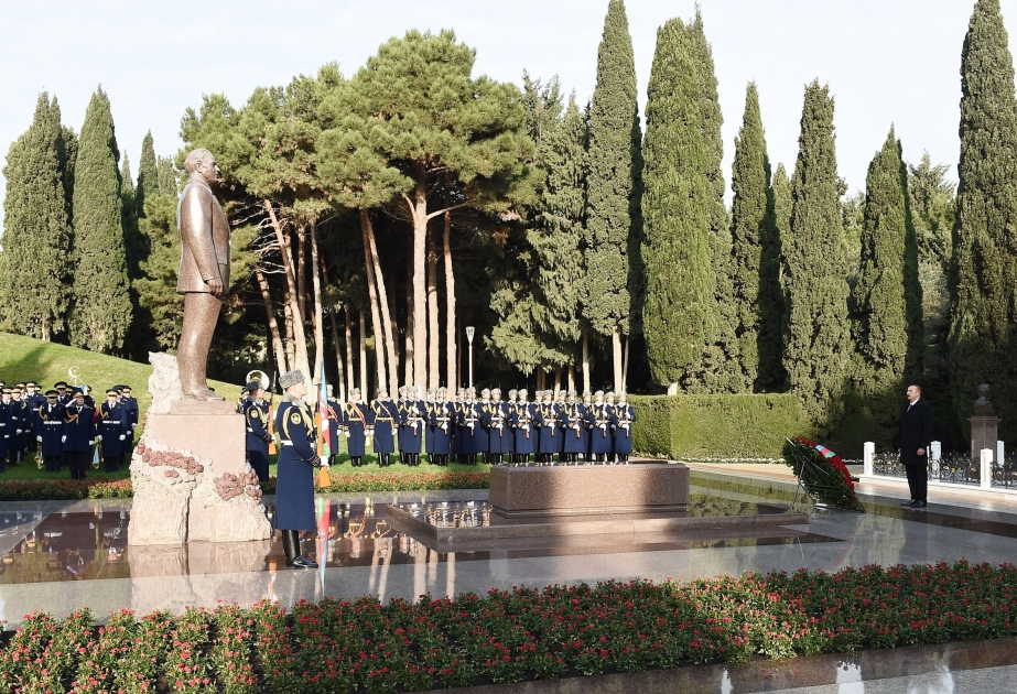 Le président Ilham Aliyev se recueille devant la tombe du leader national Heydar Aliyev VIDEO