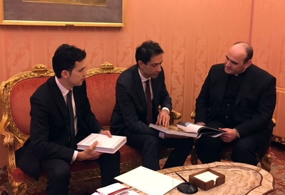 L’ambassadeur d’Azerbaïdjan remet la copie figurée de ses lettres de créance à l’assesseur au Secrétariat d’Etat du Saint-Siège