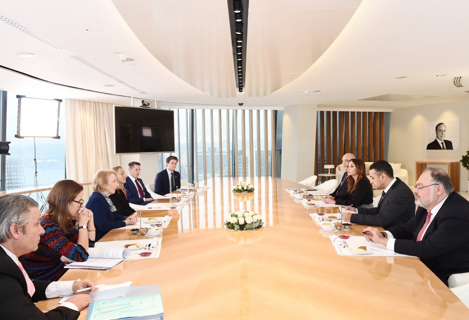 Birinci vitse-prezident Mehriban Əliyeva Böyük Britaniyanın ticarət və ixracın təşviqi üzrə nazirinin başçılıq etdiyi nümayəndə heyəti ilə görüşüb YENİLƏNİB