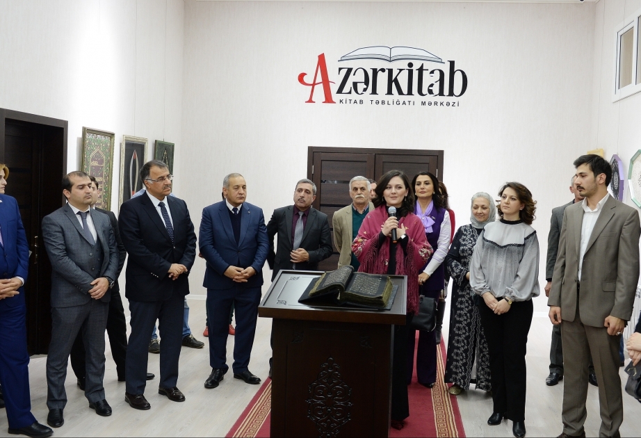 Dünyada ilk ipək kitab "Qurani-Kərim"in təqdimatı olub VİDEO
