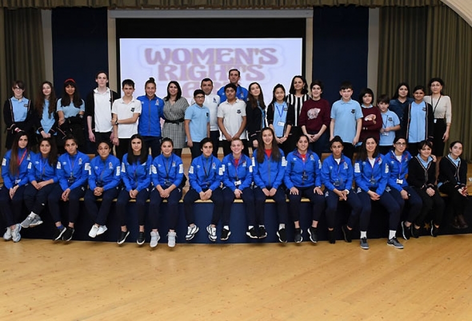 Qadın futbolçularımız karyeraları haqda məktəblilərə məlumat veriblər