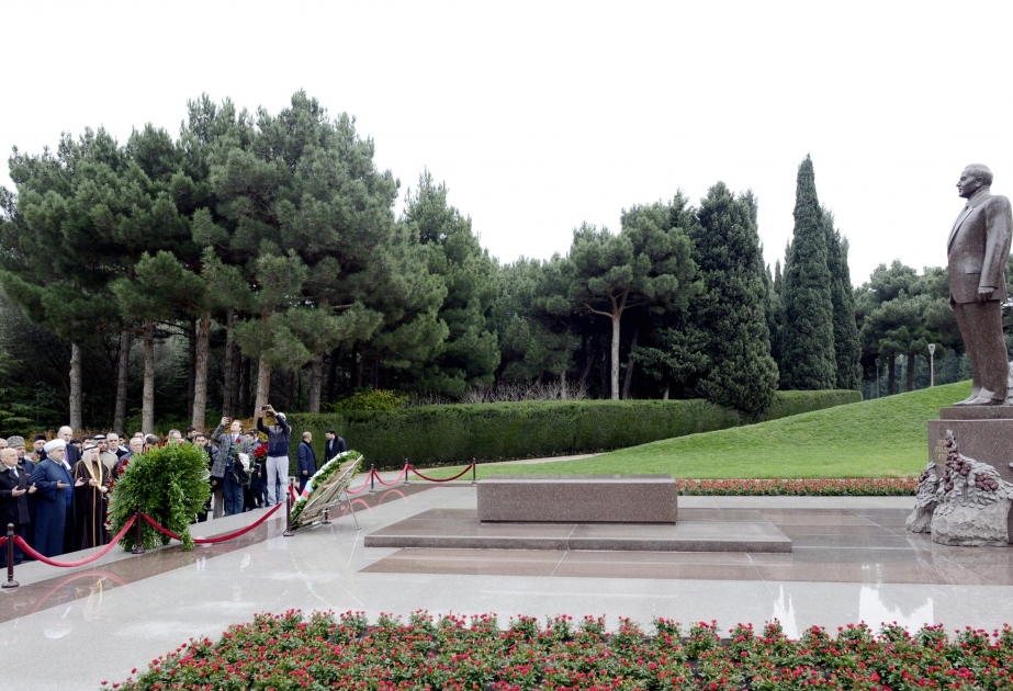 Participants of international conference on interreligious and intercultural dialogue pay tribute to national leader Heydar Aliyev