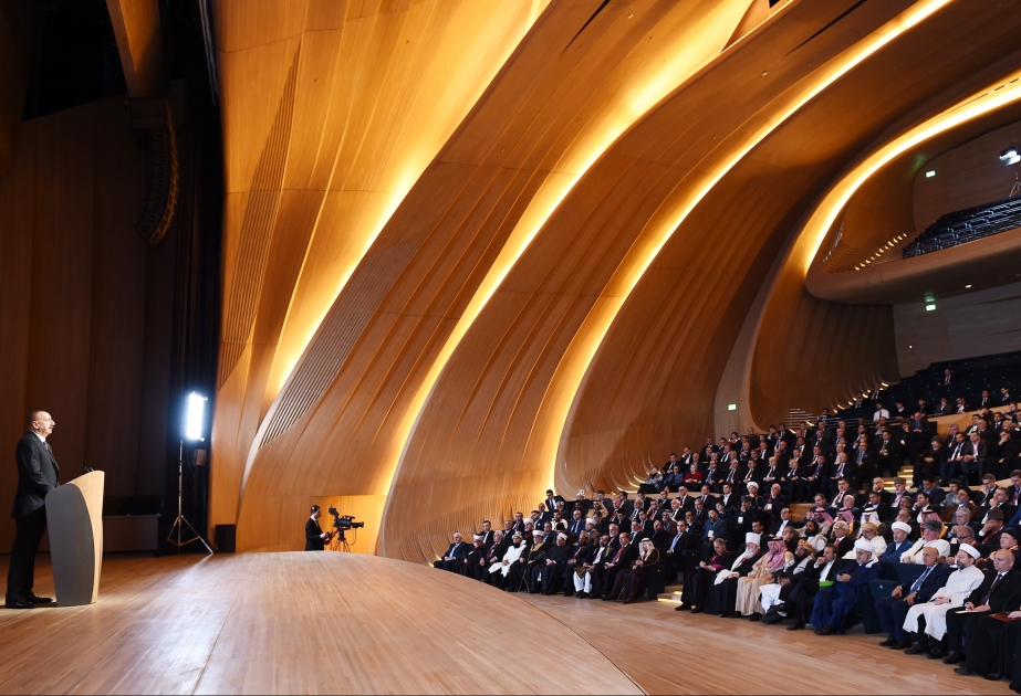 Internationale Konferenz zum Thema "2017-Jahr der islamischen Solidarität: Interreligiöser-und kultureller Dialog"  Präsident von Aserbaidschan Ilham Aliyev nimmt an der Eröffnung der Konferenz teil