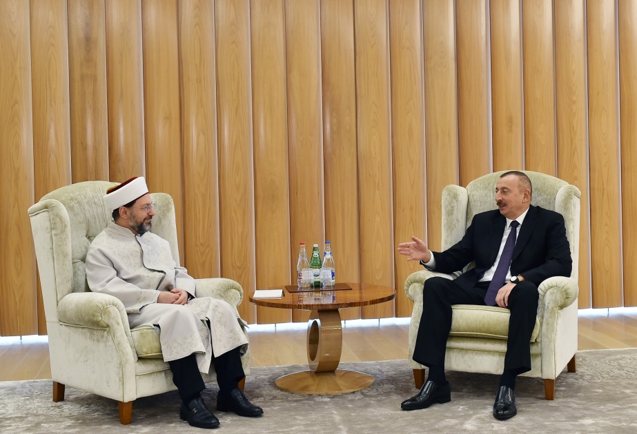 Aserbaidschans Präsident Ilham Aliyev empfängt den neuen Diyanet-Präsidenten der Türkei Ali Erbaş VIDEO