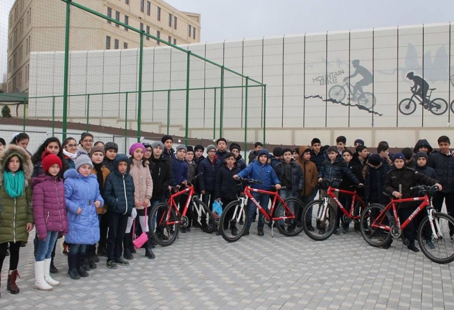 Məktəblilər velosiped idmanı üzrə Yeni İl Olimpiadasında iştirak edirlər