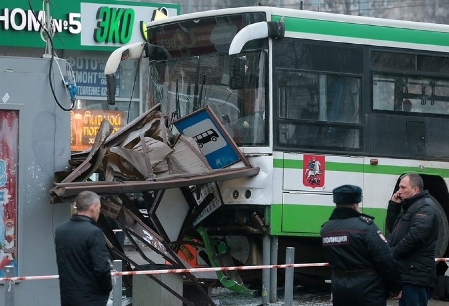 Moskvada avtobus ictimai nəqliyyat dayanacağına çırpılıb VİDEO