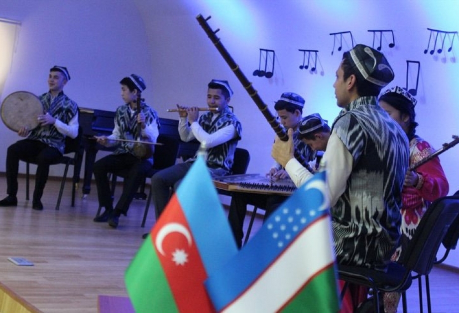 İki qardaşlaşmış məktəbin şagirdlərinin birgə konserti