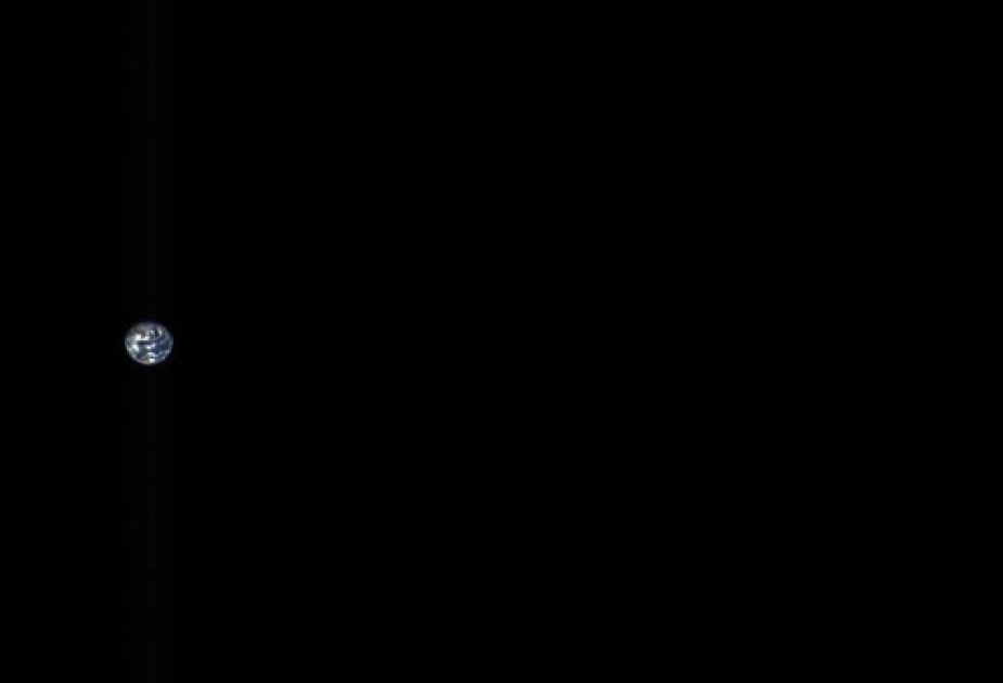 Зонд сфотографировал Землю и Луну с удаления 5 млн километров
