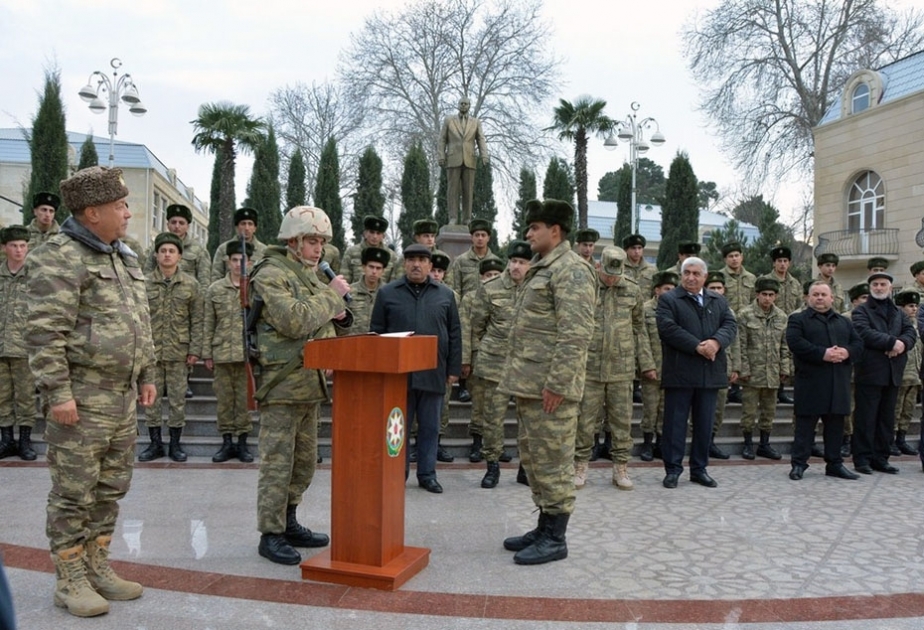 Ehtiyata buraxılan hərbi qulluqçuların yola salınması mərasimi keçirilib