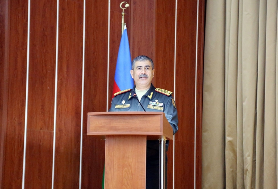Müdafiə naziri şəxsi heyətlə iş üzrə zabitlərlə görüşüb