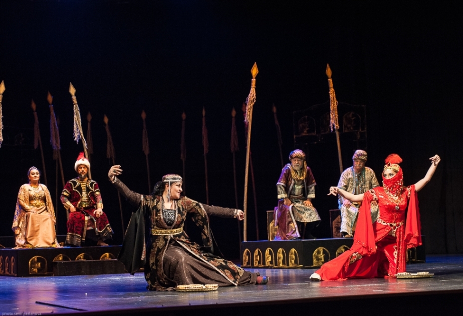 Milli Dram Teatrı ilin ilk tamaşasını təqdim edib