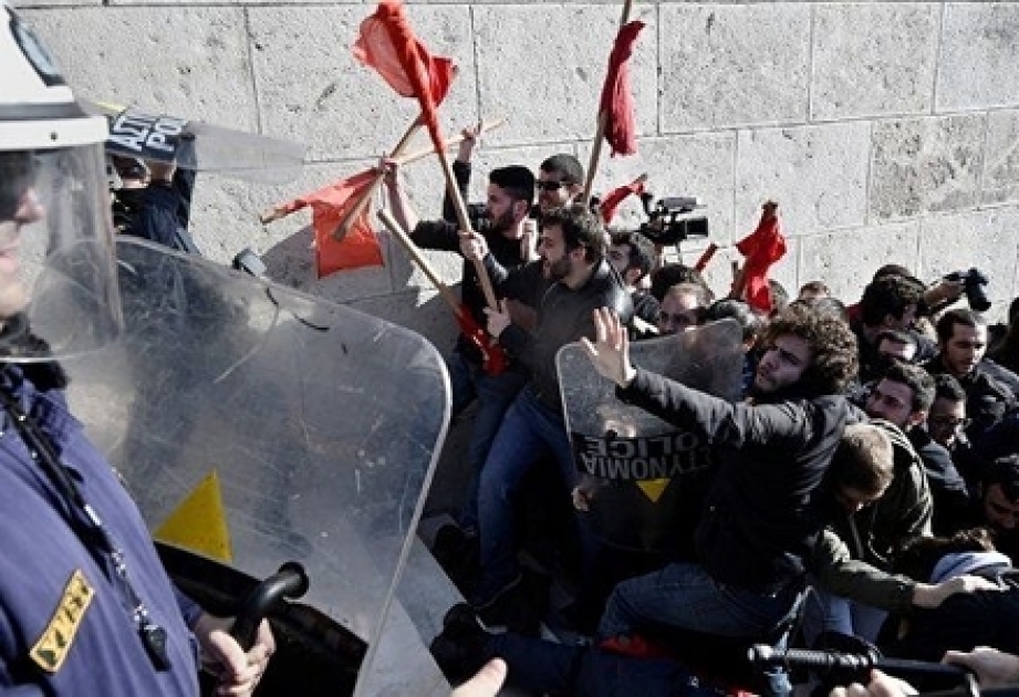 Yunanıstan paytaxtında polislə nümayişçilər arasına toqquşma olub