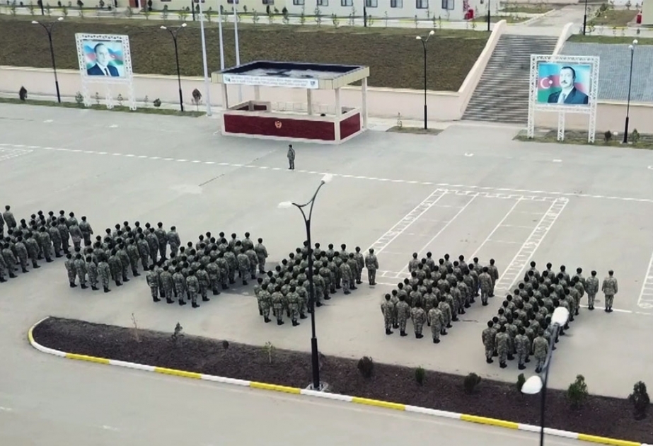 Hərbi xidmətə yeni çağırılan gənclərin hərbi hissələrə qəbulu