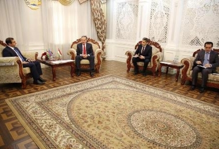 L’ambassadeur azerbaïdjanais remet la copie figurée de ses lettres de créance au ministre tadjik des Affaires étrangères
