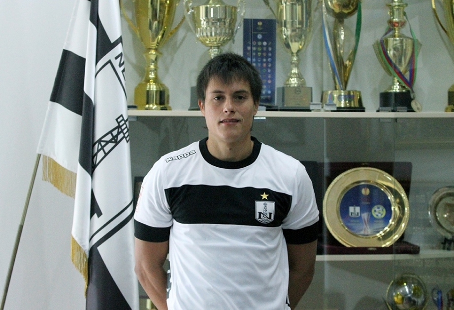 Neftchi Baku sign Paraguayan midfielder on one-year deal