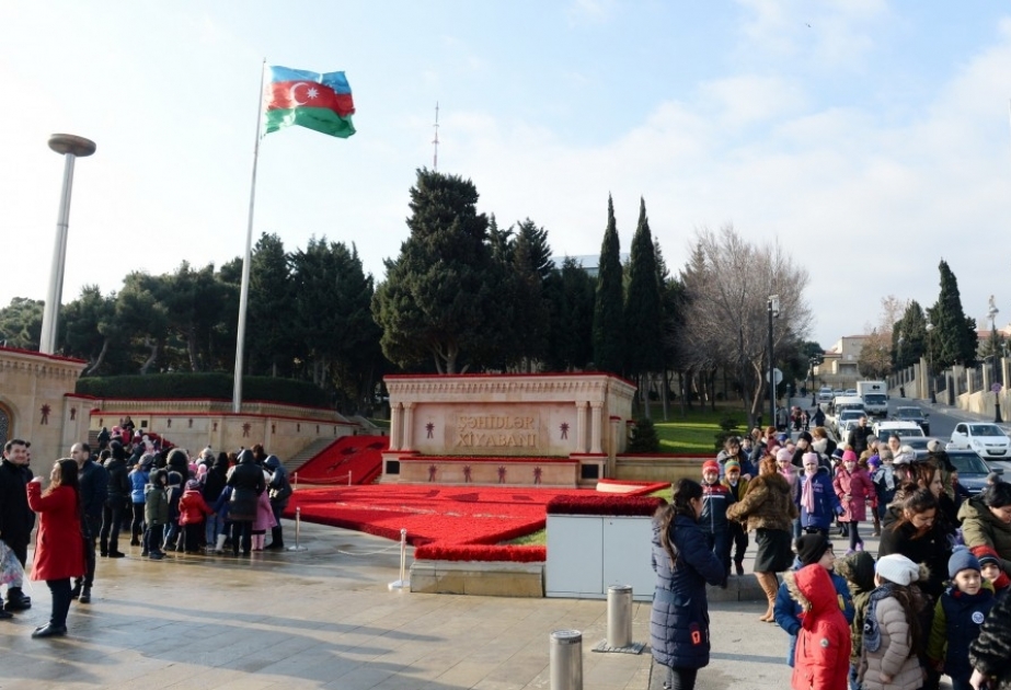 Artıq bir neçə gündür Şəhidlər xiyabana ziyarətçi axını davam edir