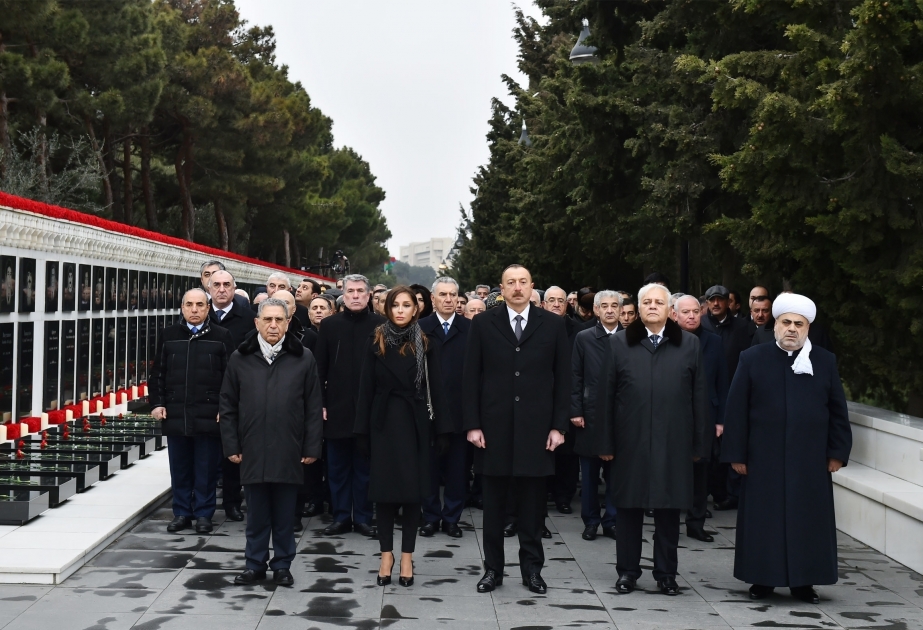 Qanlı 20 Yanvar faciəsinin 28-ci ildönümü ilə əlaqədar Şəhidlər xiyabanını ümumxalq ziyarəti  Azərbaycan Prezidenti İlham Əliyev şəhidlərin əziz xatirəsini yad edib YENİLƏNİB VİDEO