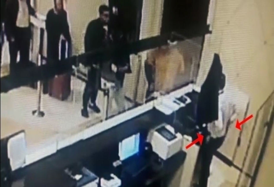 فيديو  توقيف موظفين في مطار حيدر علييف الدولي بتهمة الرشوة عند تسليم الفيزا للأجانب
