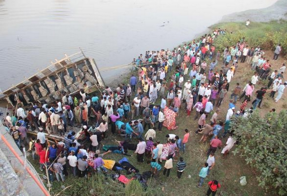印度一客车坠河 致13人死亡