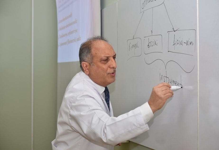 Tibb Universitetində əczaçılıq analizində spektrofotometriyanın tətbiqinə həsr olunan metodik konfrans keçirilib