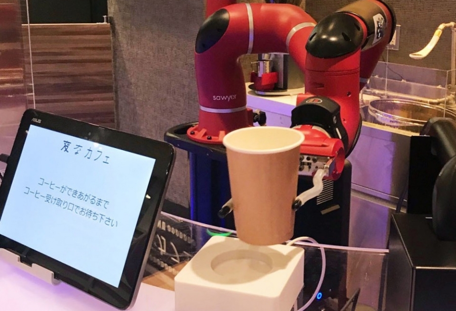 Yaponiya kafesində müştərilərə robot-barmen xidmət göstərir