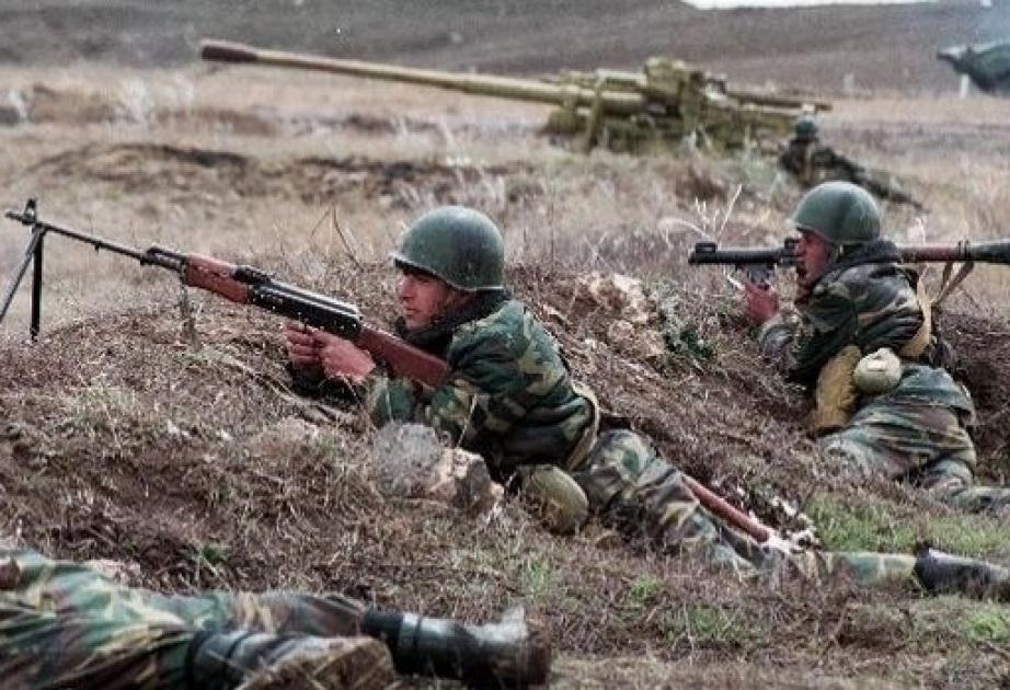 Armenische Einheiten beschießen aserbaidschanische Stellungen mit Maschinengewehren