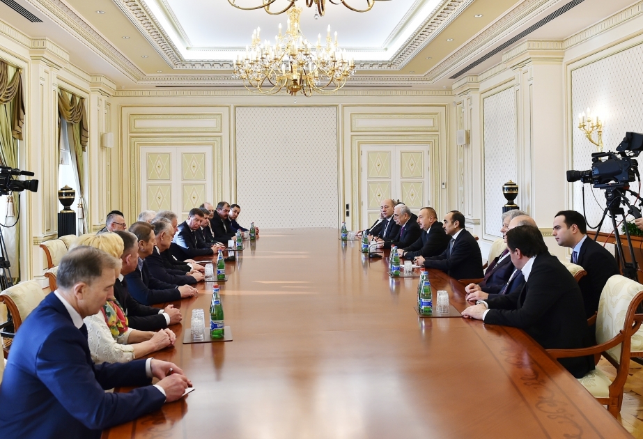 Le président Ilham Aliyev a reçu la délégation de la CSI et des unions syndicales des pays étrangers VIDEO