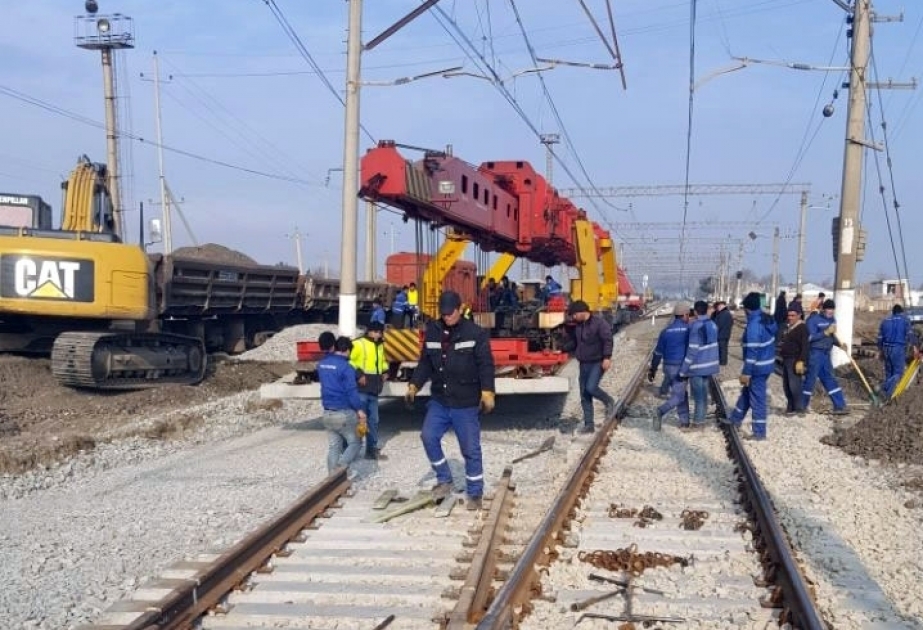 На станции Гарадаг устанавливают новые стрелочные переводы