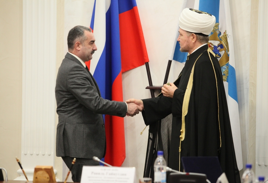 Глава мусульман России вручил медаль председателю азербайджанской диаспоры Архангельской области