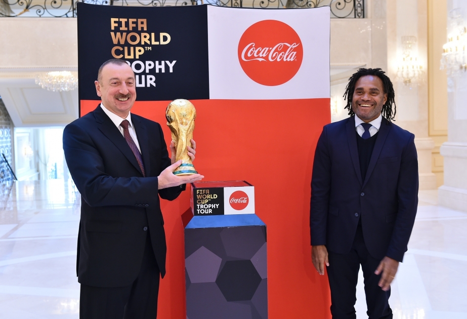 Le trophée de la Coupe du monde présenté au président Ilham Aliyev VIDEO