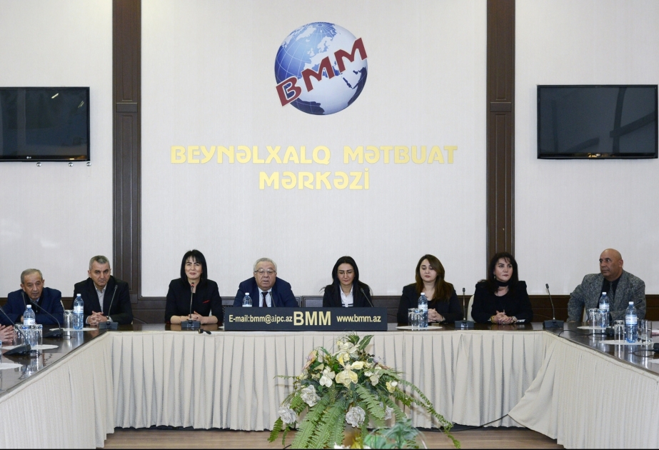 Tanınmış yazıçı – publisist məktəblilərlə görüşüb