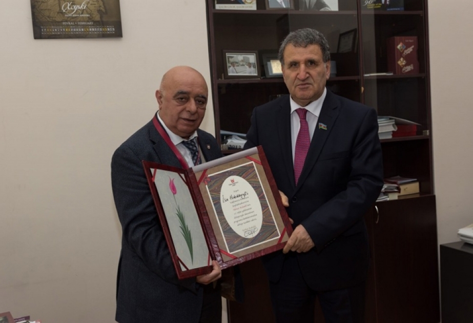 Академику Исе Габиббейли вручен благодарственный сертификат Фонда тюркской литературы