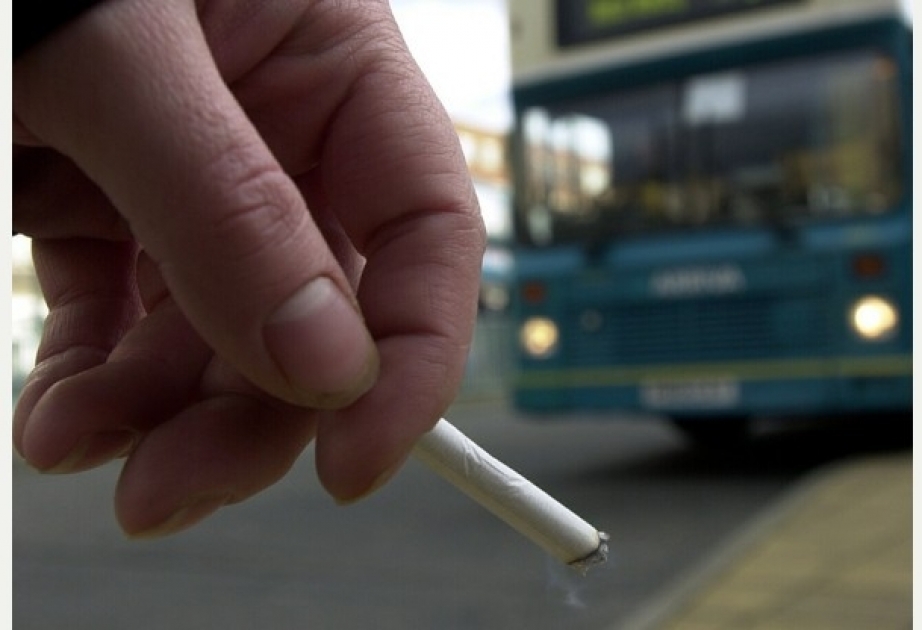 Курильщиков на остановках, хоть и редко, но всё же штрафуют