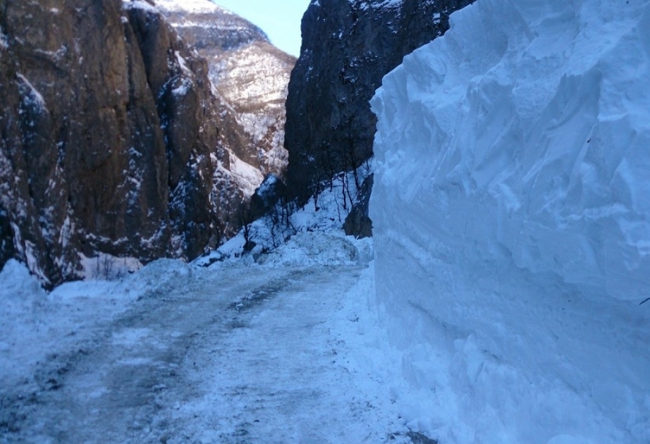 افتتاح طريق بري بين قوبا وخيناليق بعد تنظيفه من الثلوج