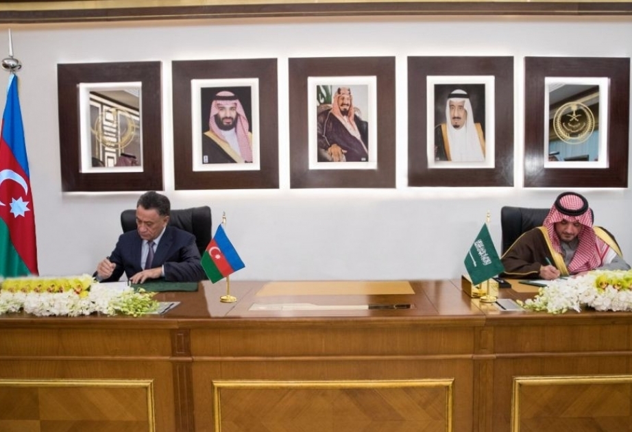 العاهل السعودي يستقبل وزير الداخلية الأذربيجاني