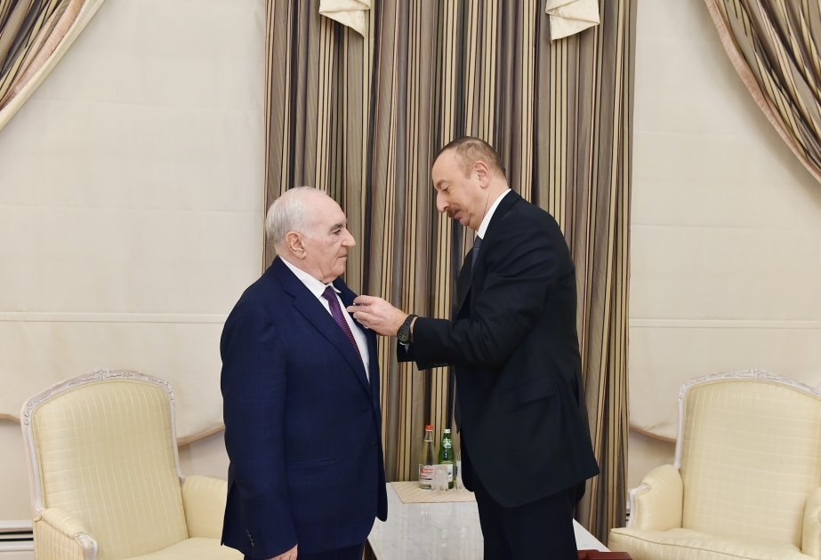 Prezident İlham Əliyev Milli Məclisin deputatı Fəttah Heydərova “İstiqlal” ordeni təqdim edib YENİLƏNİB VİDEO