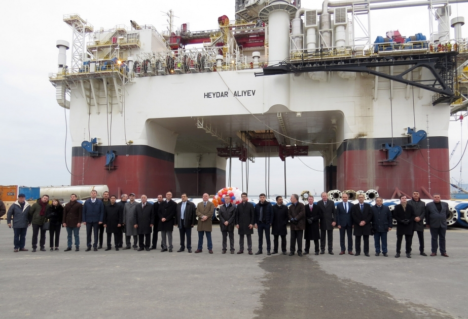 Départ en mer de la plateforme de forage semi-submersible Heydar Aliyev