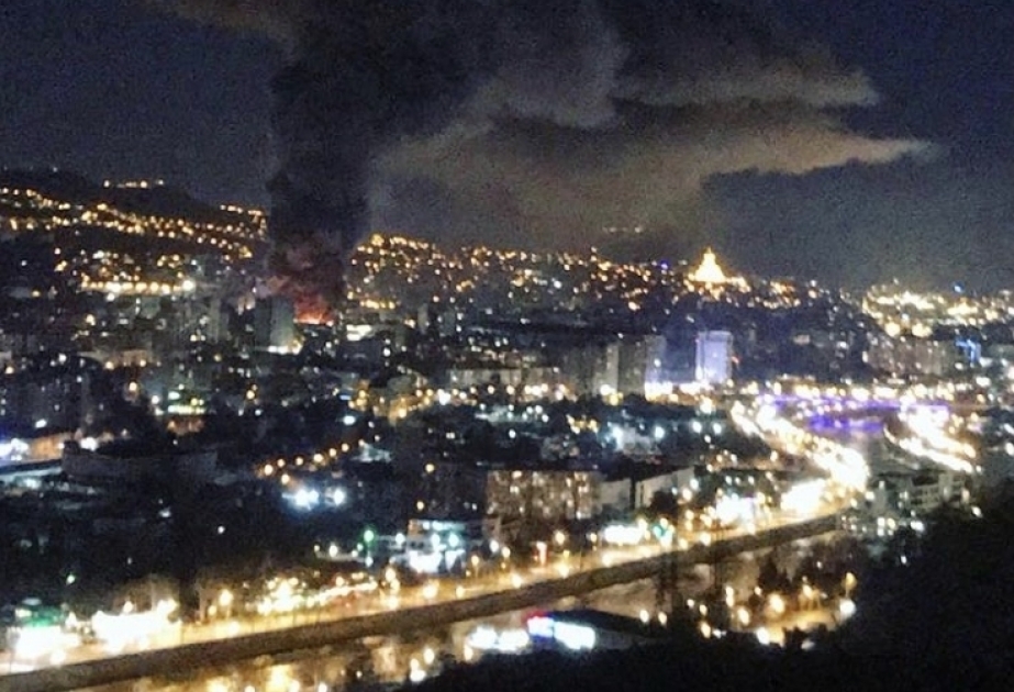 Un incendie a éclaté dans un centre commercial à Tbilissi