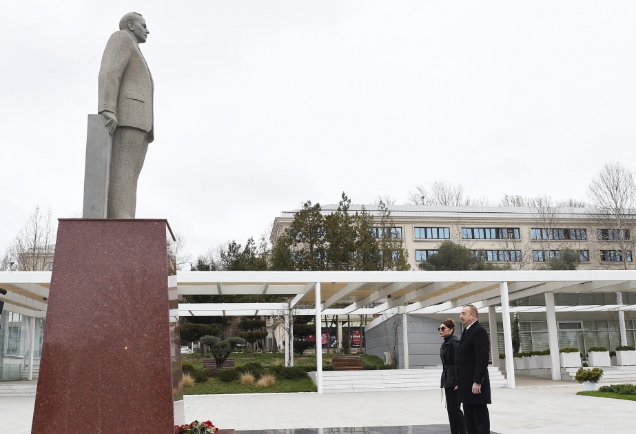 Посещение памятника великому лидеру Гейдару Алиеву в Mингячевире ВИДЕО