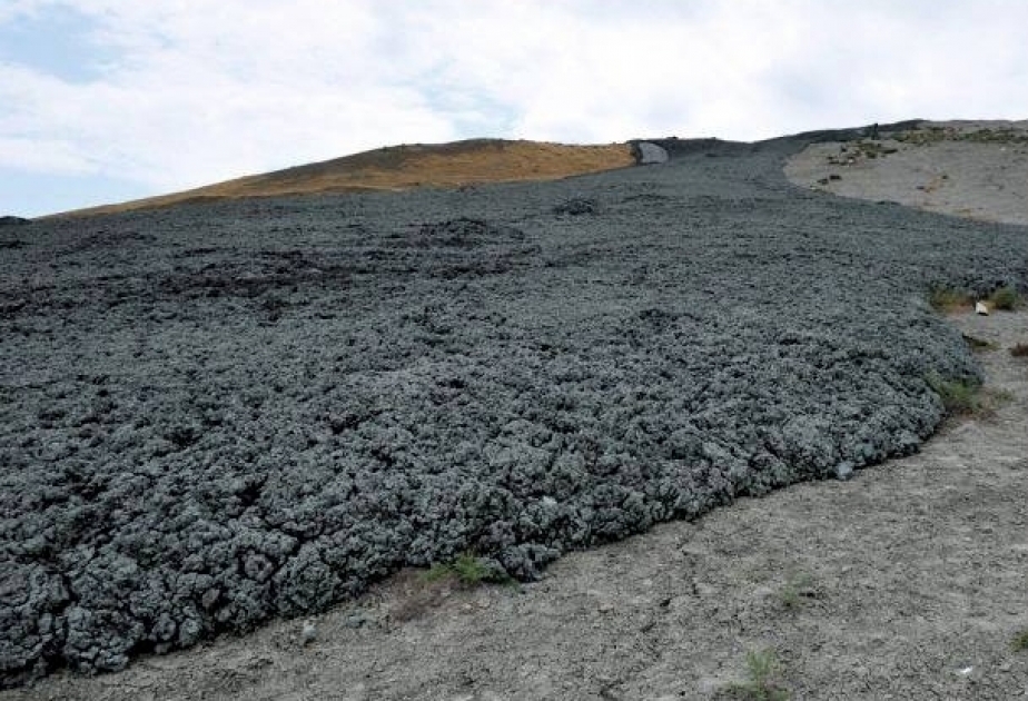 На территории Гарадагского района города Баку произошло извержение грязевого вулкана Торагай