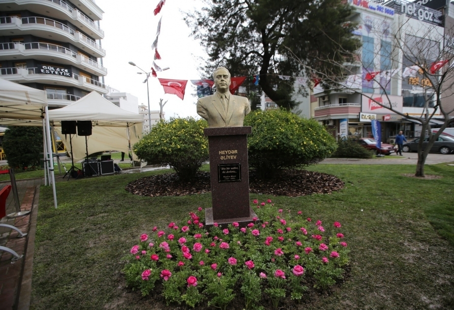 我国全名领袖盖达尔·阿利耶夫半身像落成仪式