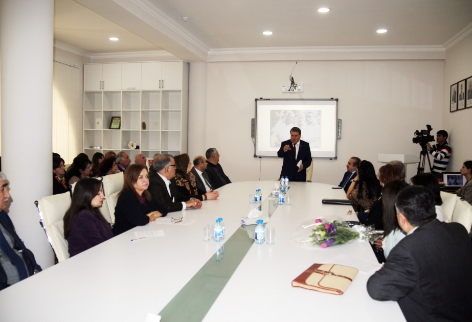 Akademik Feyzulla Qasımzadə Azərbaycan ədəbiyyatı tarixinin araşdırılmasında və təbliğində müstəsna xidmətlər göstərib