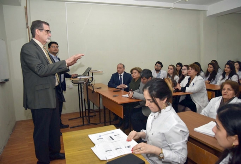 Tibb Universitetində amerikalı professorun uşaq və yeniyetmələrin sağlamlığı mövzusunda məruzəsi dinlənilib